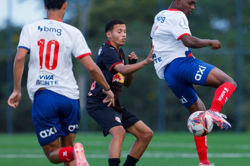 Jogadores do Bahia sub-17 em campo durante partida do Brasileirão da categoria