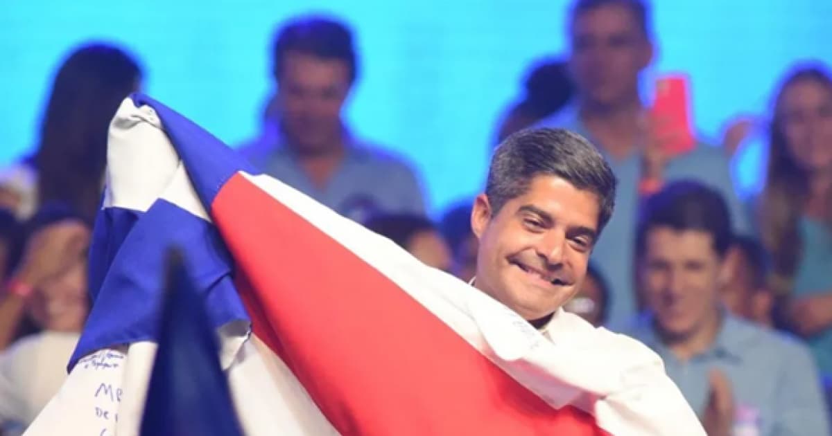 ACM Neto em palanque durante evento político na Bahia em 2026