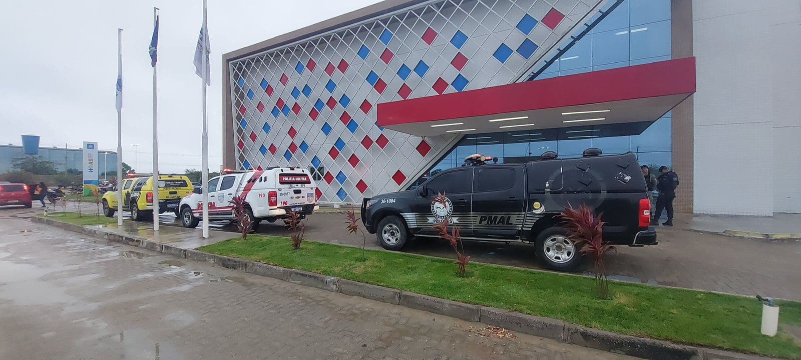 Viatura da Polícia Militar de Alagoas em frente a local de ocorrência no Alto Sertão