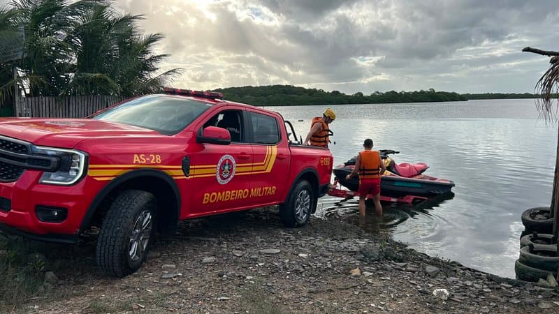 Equipes do Corpo de Bombeiros realizam buscas em rio urbano em Aracaju