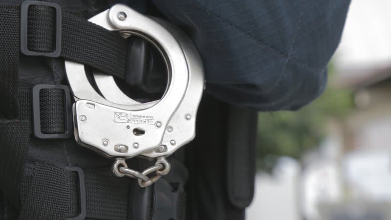 Policial militar da Força Tática do 13º BPM durante abordagem no bairro Coroa do Meio, Aracaju