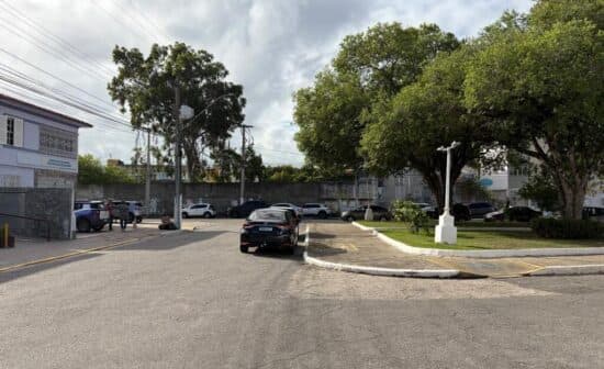 Agentes da SMTT orientando motoristas em mudança viária no bairro São José, Aracaju