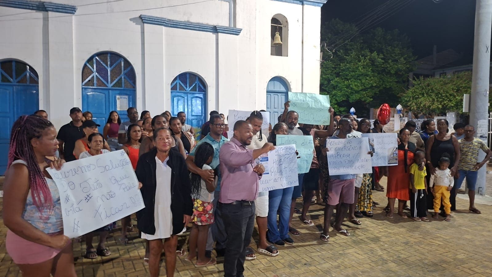 Moradores da Gamboa protestam com cartazes na Ilha de Tinharé em Cairu, Bahia