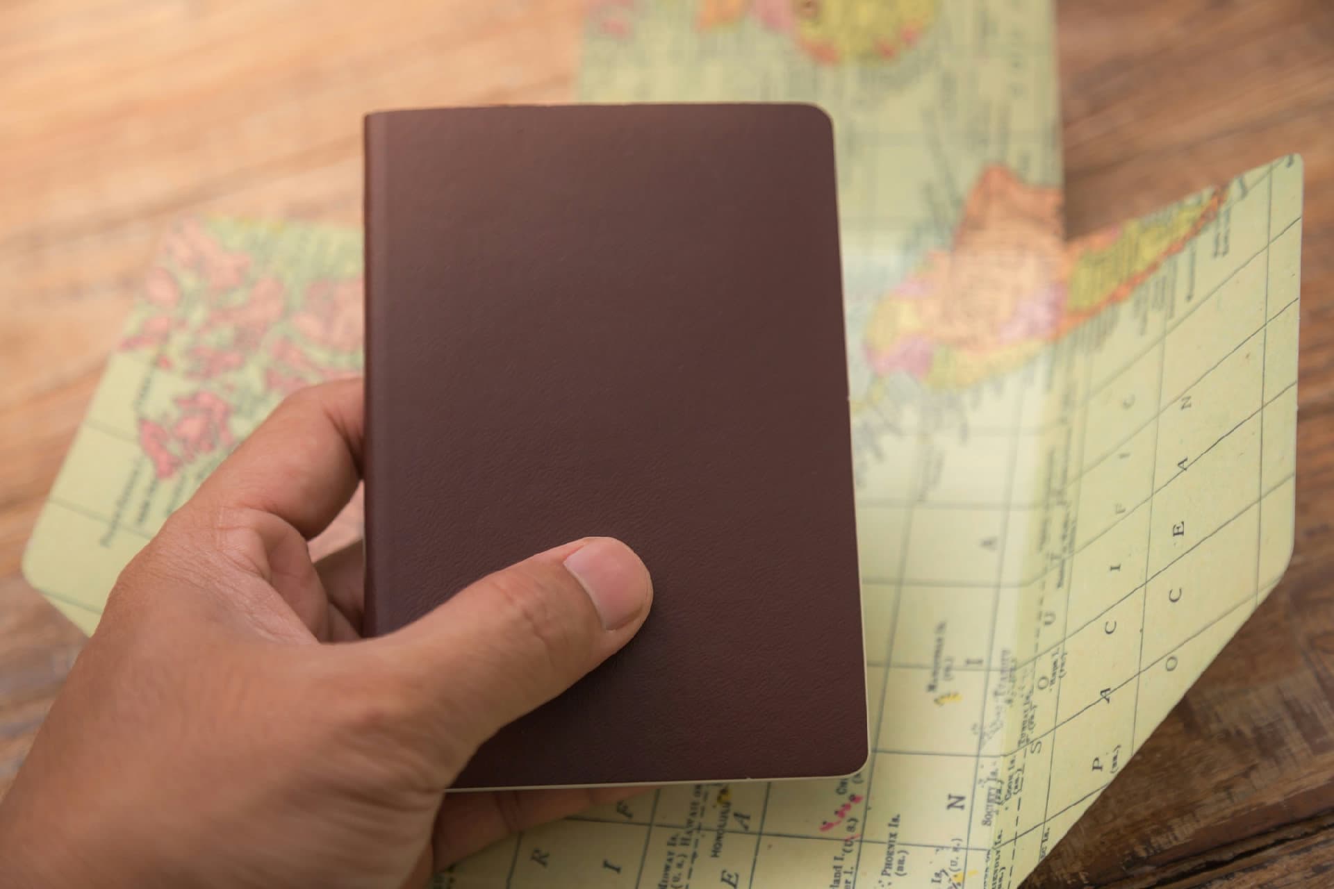 Passaporte brasileiro sobre mesa com documentos de viagem