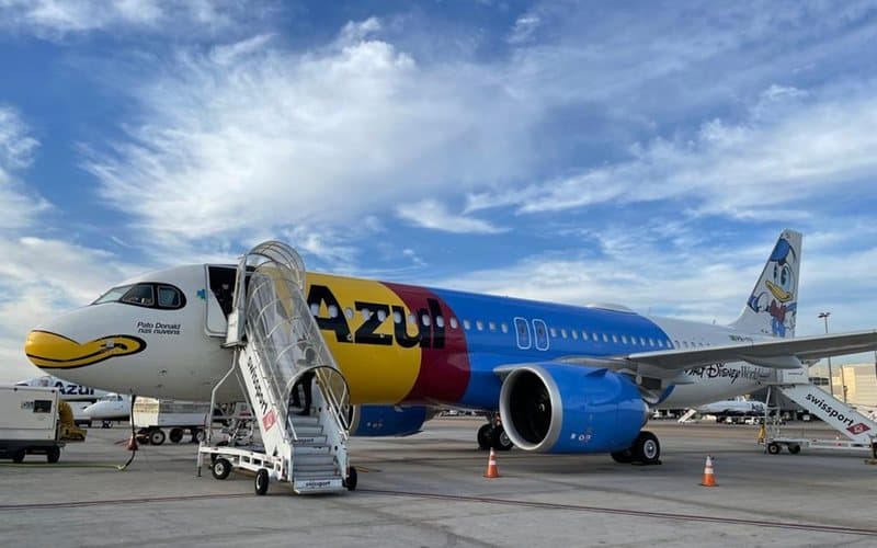 Aeronave da Azul Linhas Aéreas em pista de aeroporto