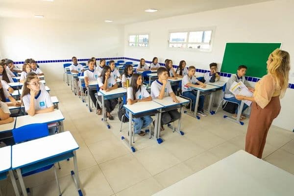 Estudantes em sala de aula de escola pública em Alagoas