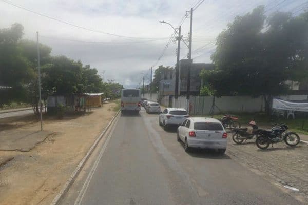 Viatura da Polícia Militar em frente a prédio residencial durante ocorrência