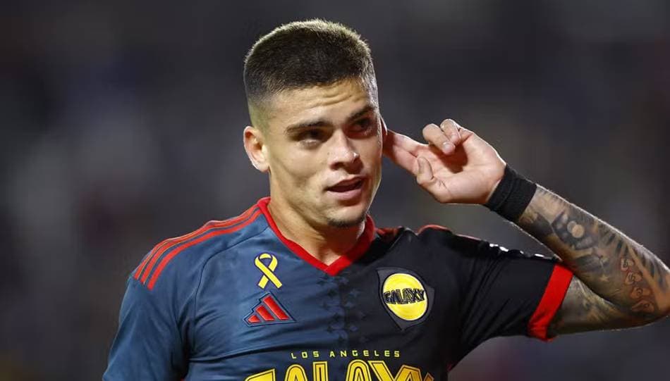 Atacante Gabriel Pec em campo pelo Los Angeles Galaxy na MLS