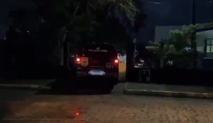 Policiais da Bahia exibem fogos de artifício apreendidos durante a Operação Em Chamas