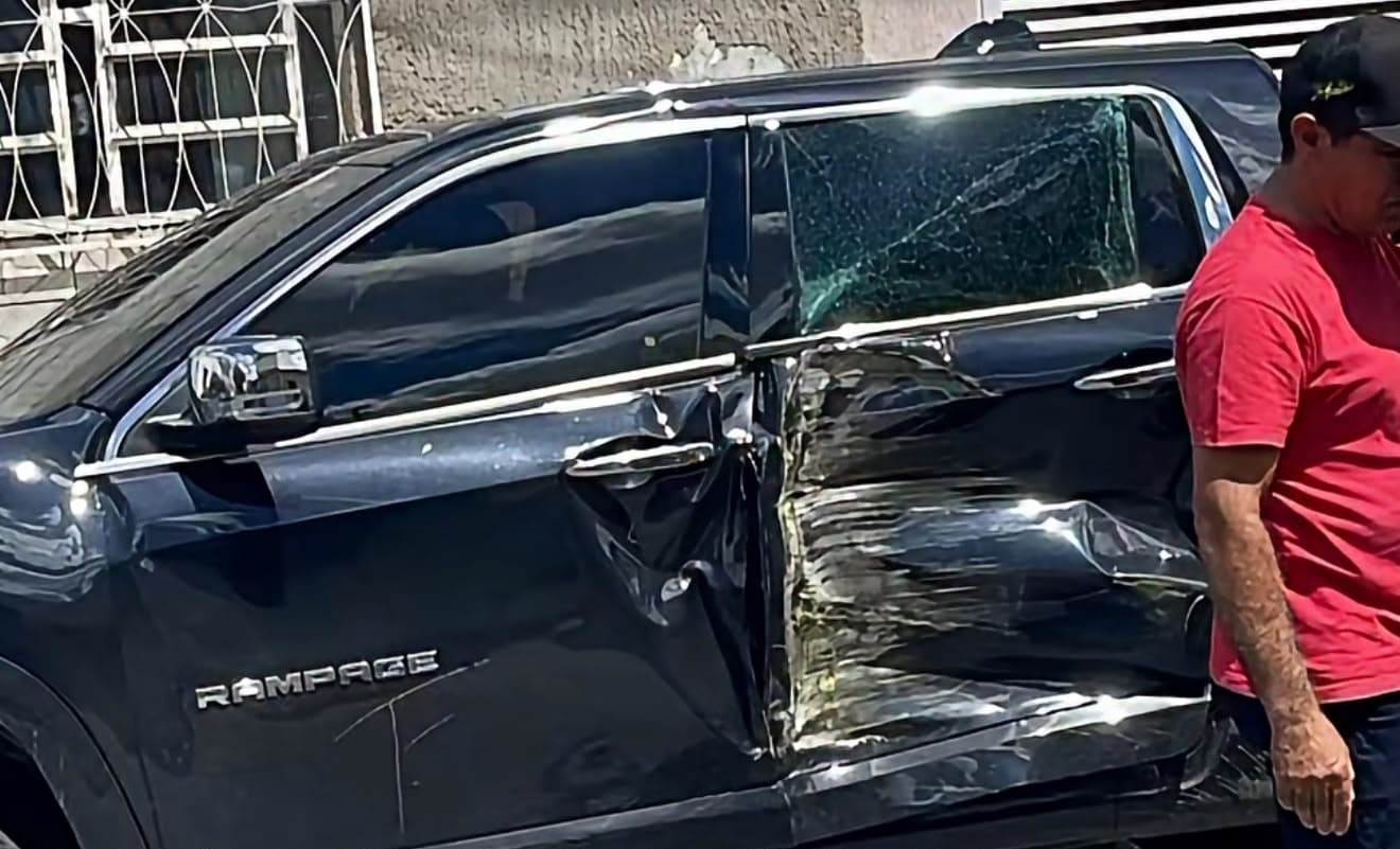 Ônibus escolar e caminhonete envolvidos em colisão em Delmiro Gouveia
