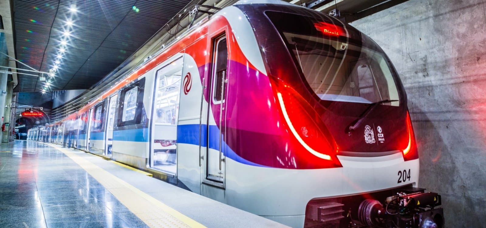 Vagão do Metrô de Salvador sinalizado com adesivo lilás para a operação Carro para Mulheres durante o Agosto Lilás