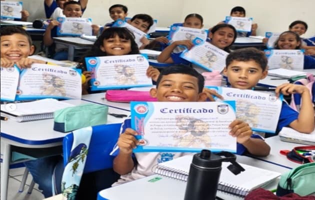 Alunos recebendo certificados do PROERD em escola municipal de Paulo Afonso