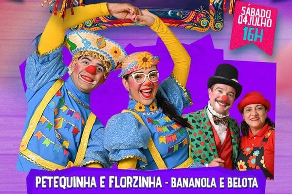 Crianças dançando e brincando em festa junina ao ar livre no Nordeste
