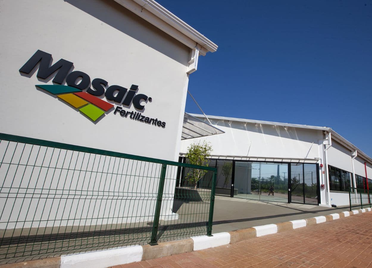 Trabalhadores em fábrica de fertilizantes
