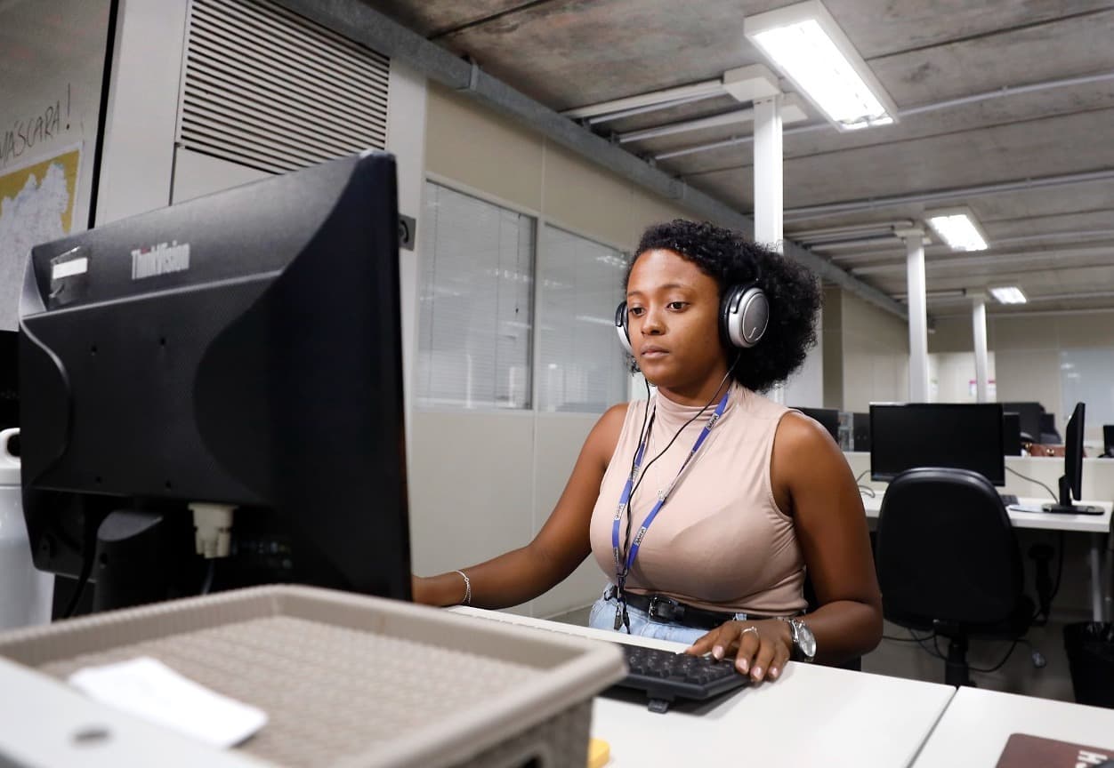 Estudantes universitários em ambiente de trabalho em órgão público da Bahia