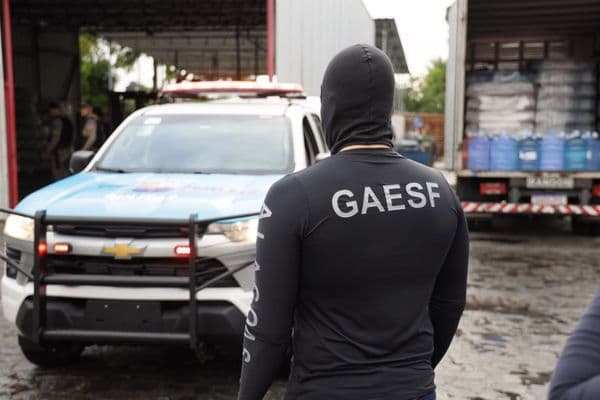 Policiais e promotores durante operação de busca e apreensão contra fraude fiscal em Alagoas