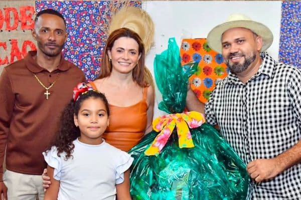 Famílias reunidas em arraiá junino no interior da Bahia com decorações coloridas e forró