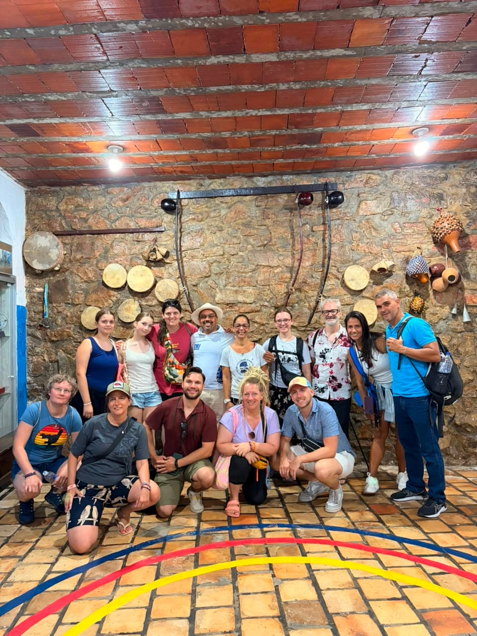 Grupo de capoeiristas alemães durante tour histórico no Centro de Salvador