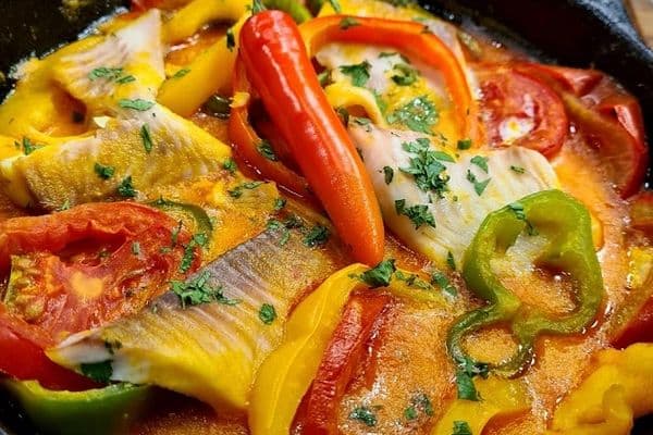 Carreta-Escola de Gastronomia do Senac Alagoas estacionada durante evento com participantes em aula prática de culinária