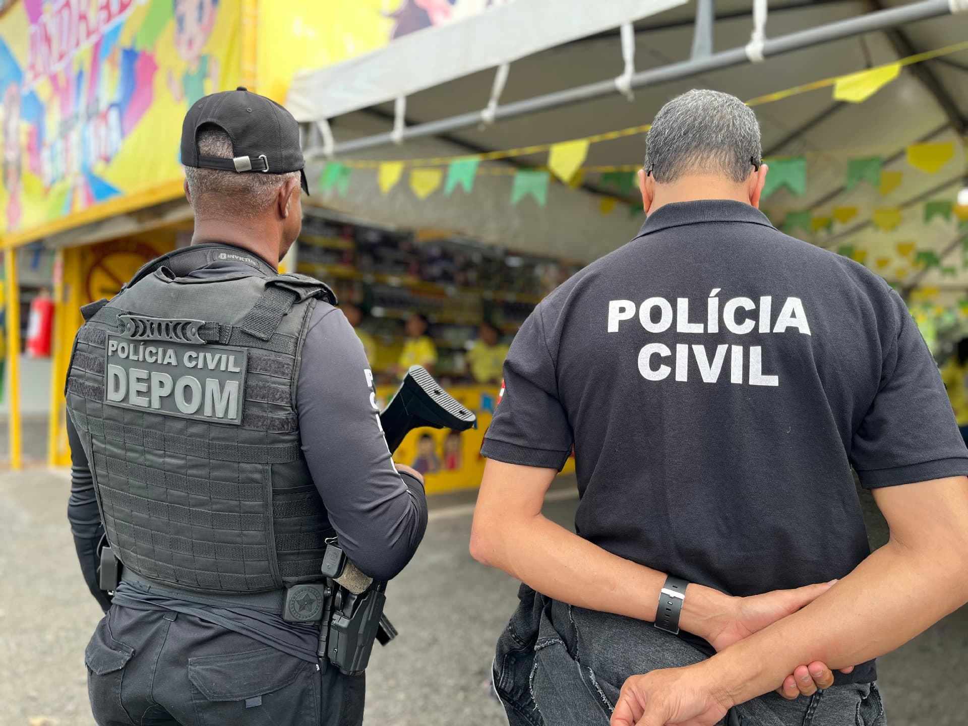 Viatura e policiais civis da Bahia durante operação policial