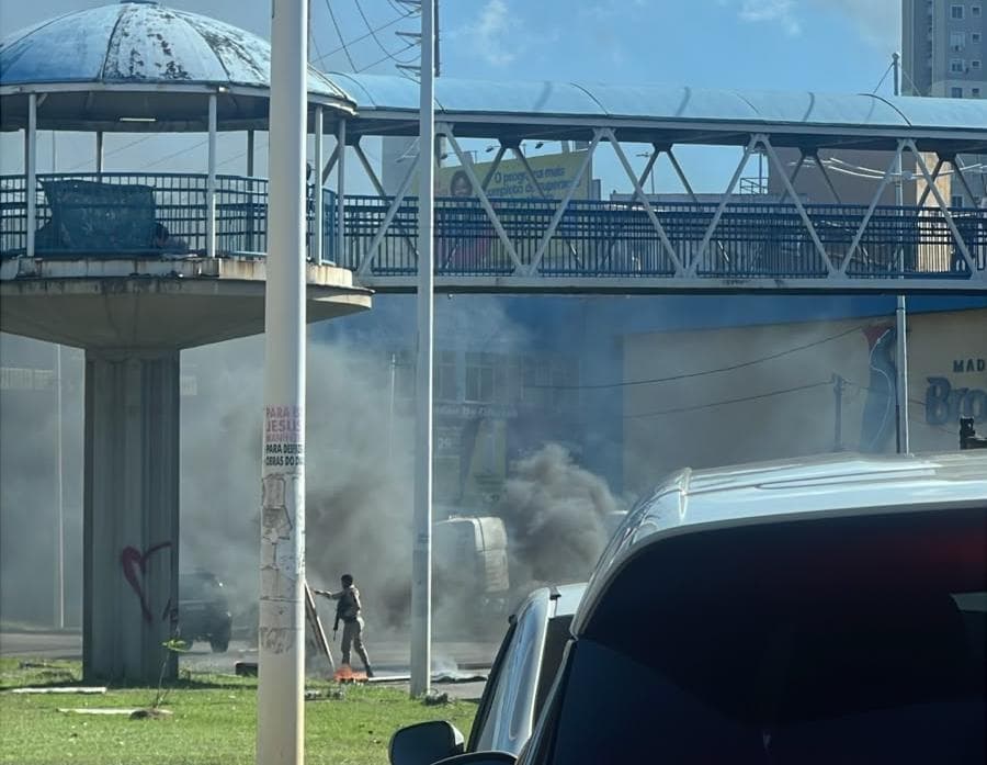 Fumaça de pneus queimados bloqueia a Avenida Tancredo Neves em Salvador durante protesto