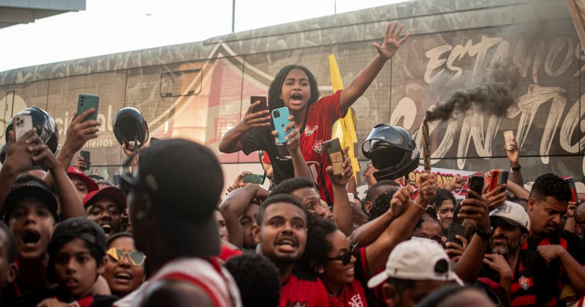 Torcida do Vitória no Aeroporto de Salvador durante AeroNego antes de viagem do clube