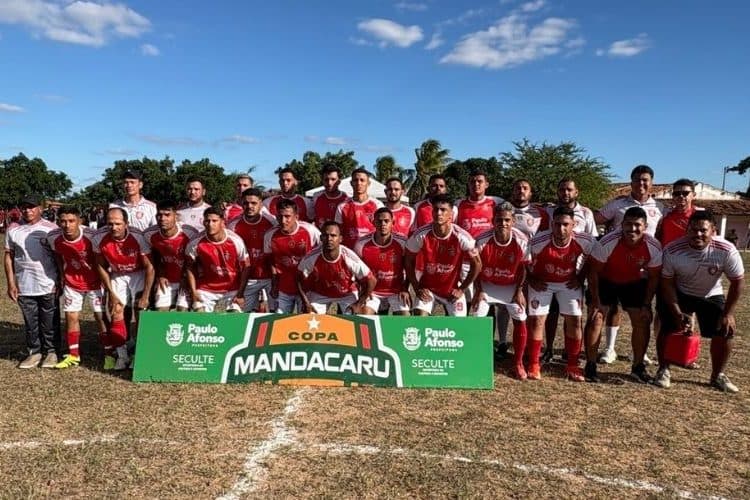 Jogadores de futebol amador comemorando título em campo da zona rural de Paulo Afonso