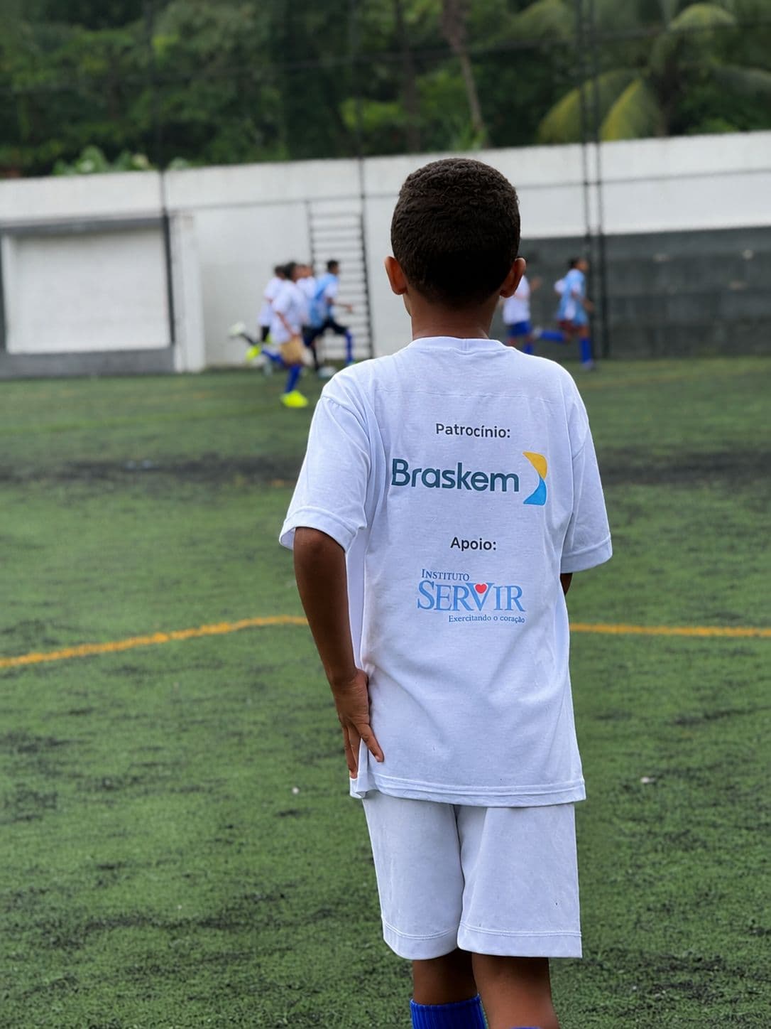 Crianças e adolescentes participando de aula de jiu-jitsu em projeto social comunitário