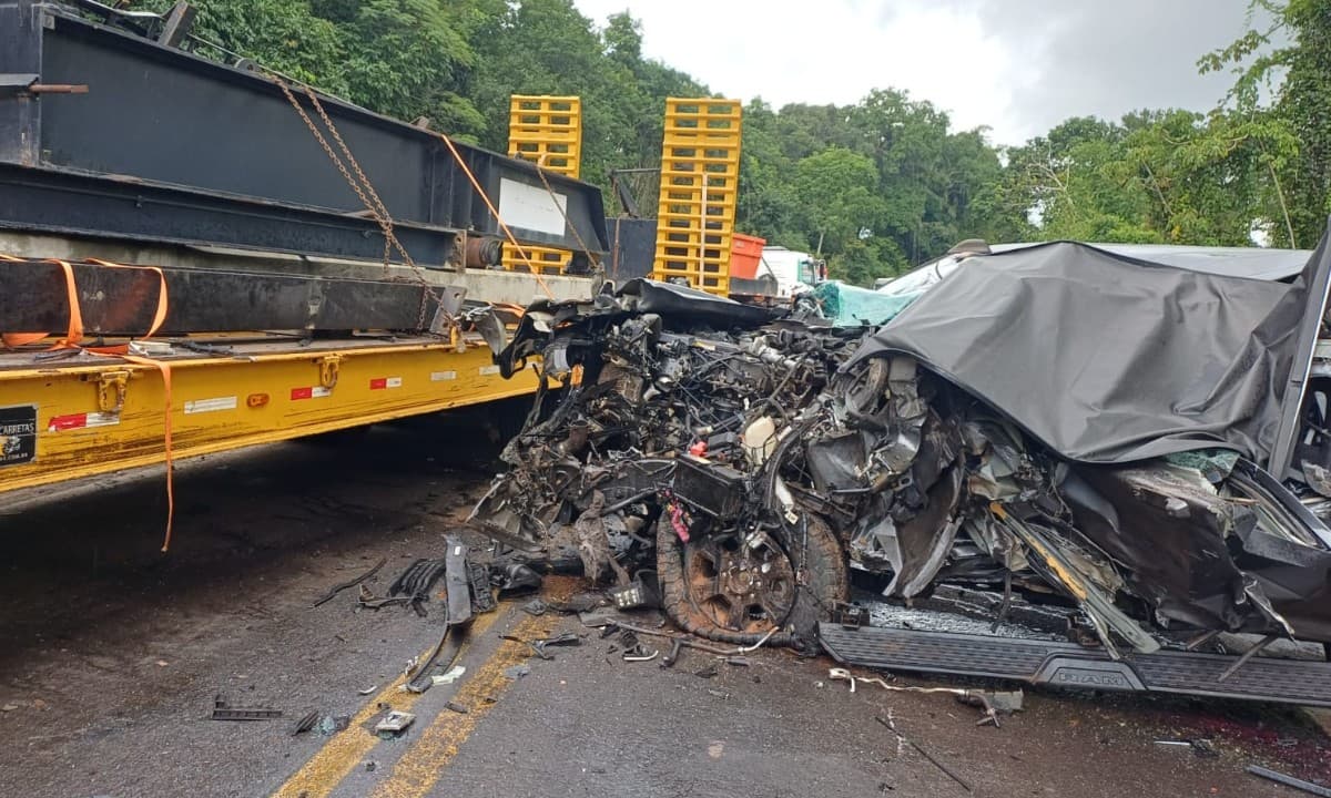Destroços de caminhonete após colisão com carreta na BR-110 em Catu, Bahia