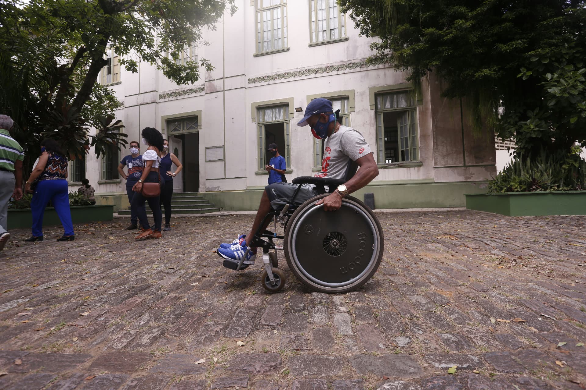 Eleitor com deficiência em colégio eleitoral durante votação