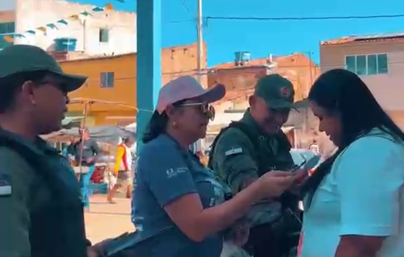 Equipes da Patrulha Maria da Penha e da Secretaria da Mulher distribuem panfletos em Cabrobó (PE)