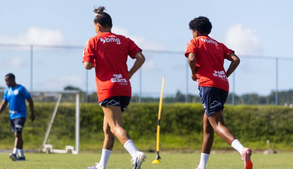 Jogadoras do Bahia Feminino durante treino no campo