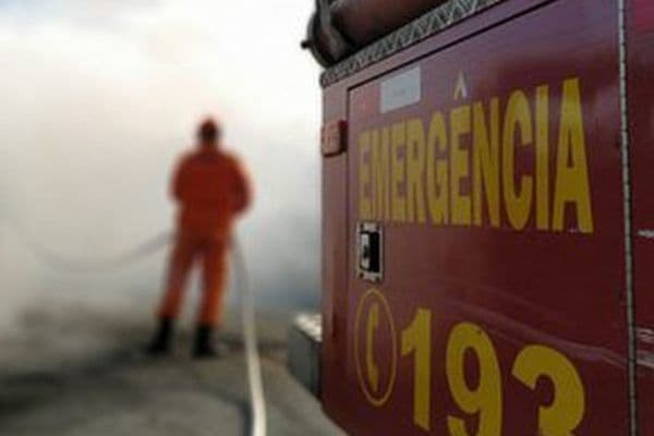 Viatura do Corpo de Bombeiros em atendimento a incêndio residencial