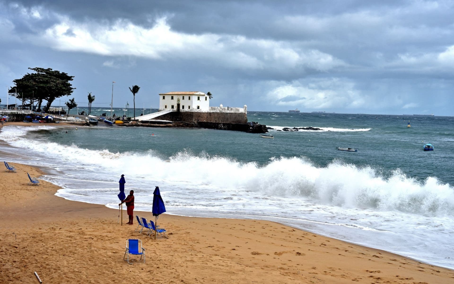 Ondas altas nas praias de Salvador durante fenômeno swell