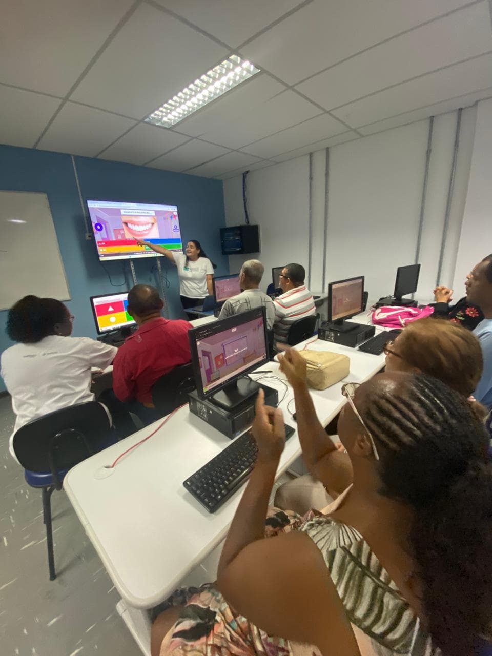 Adultos participando de aula de alfabetização em sala de aula