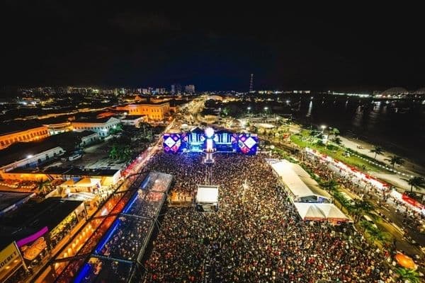 Apresentação de forró e coco de roda no Polo Dois Leões, no bairro de Jaraguá, Maceió, durante o São João Raiz 2026