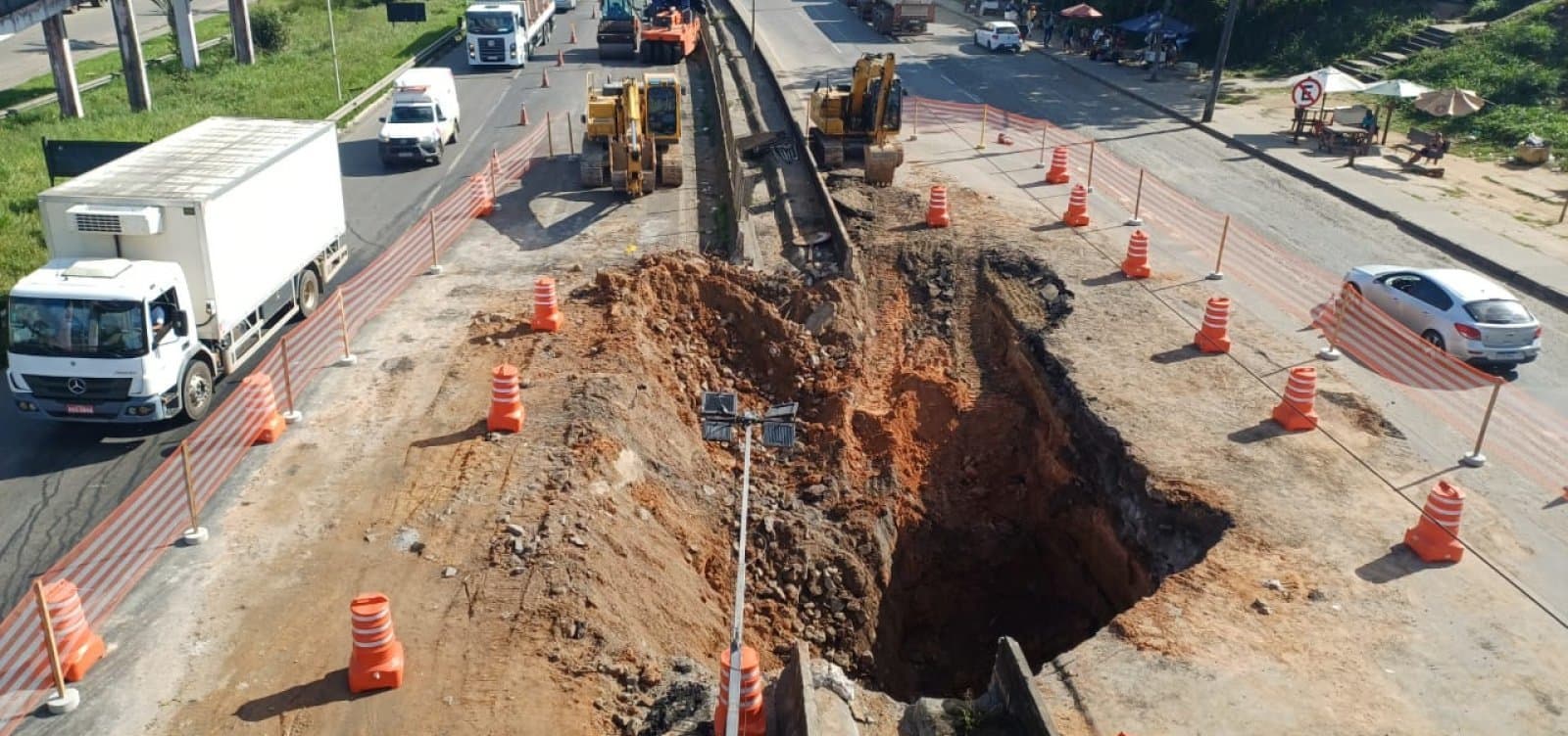 Trecho da BR-324 com sinalização de interdição próximo ao km 604, em Simões Filho