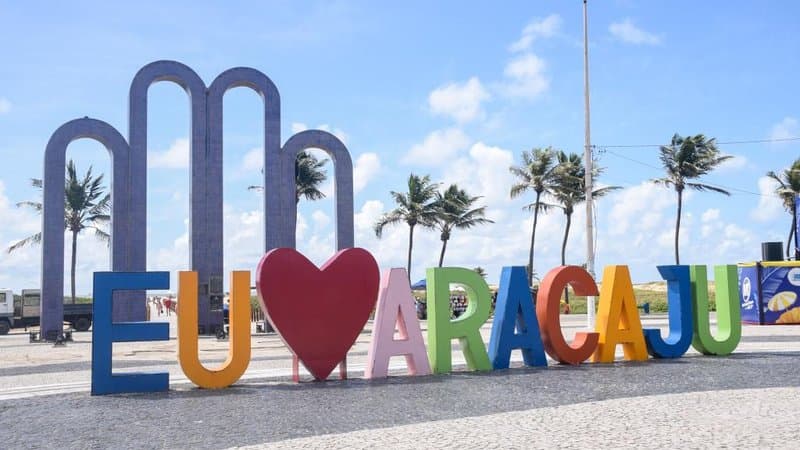 Público reunido em praça durante evento do projeto Descubra Aracaju em Aracaju (SE)