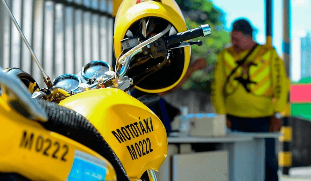 Mototaxista em rua de Salvador com colete de identificação