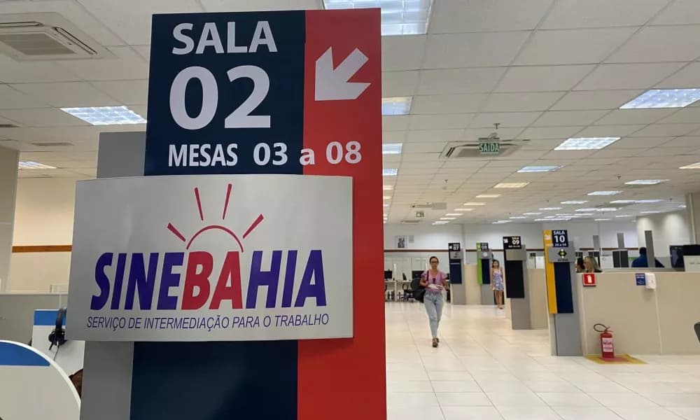 Posto do SineBahia com candidatos aguardando atendimento para vagas de emprego na Bahia