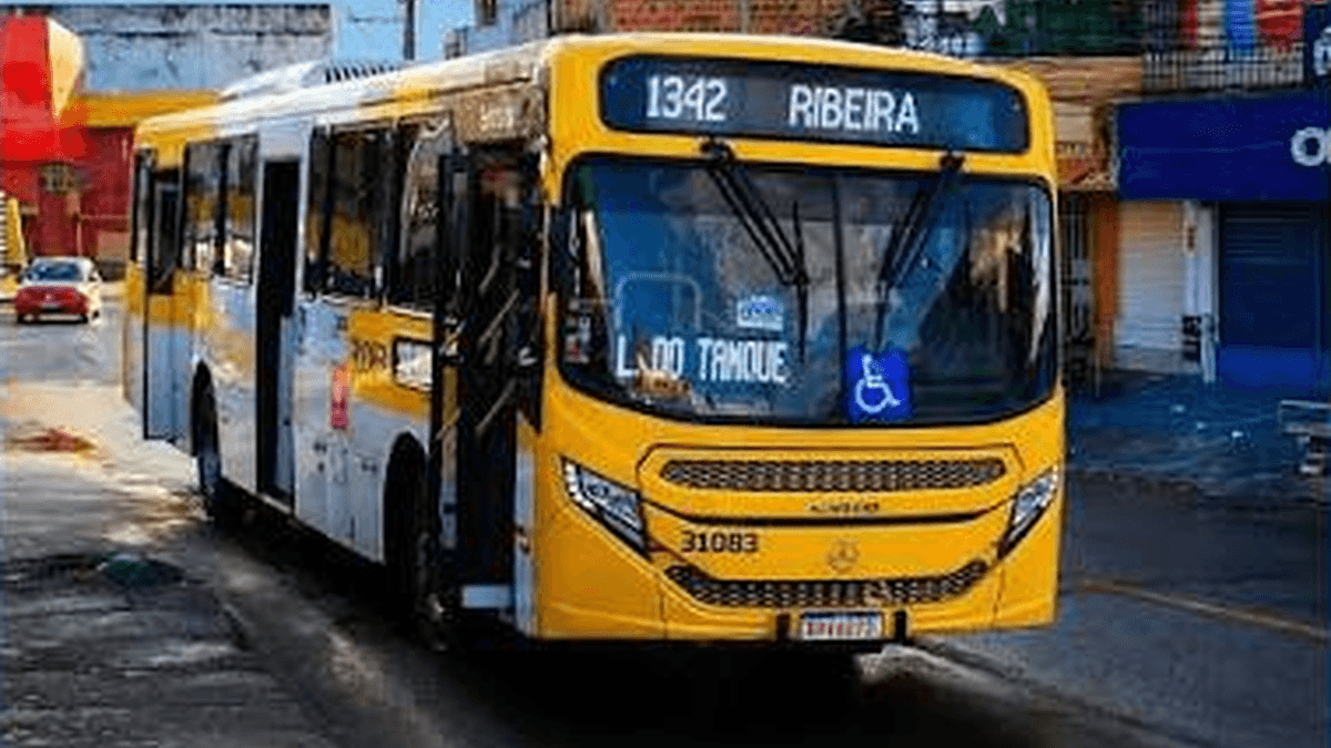 Ônibus circulando pela Cidade Baixa de Salvador com obras no entorno