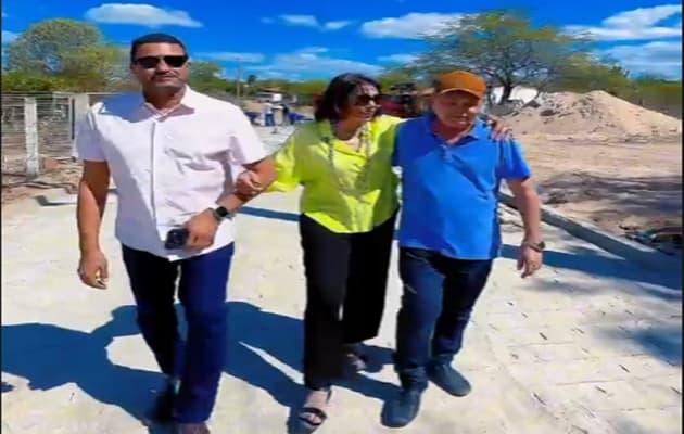 Obra de pavimentação em estrada rural no povoado Olhos D'Água do Souza, em Glória, Bahia