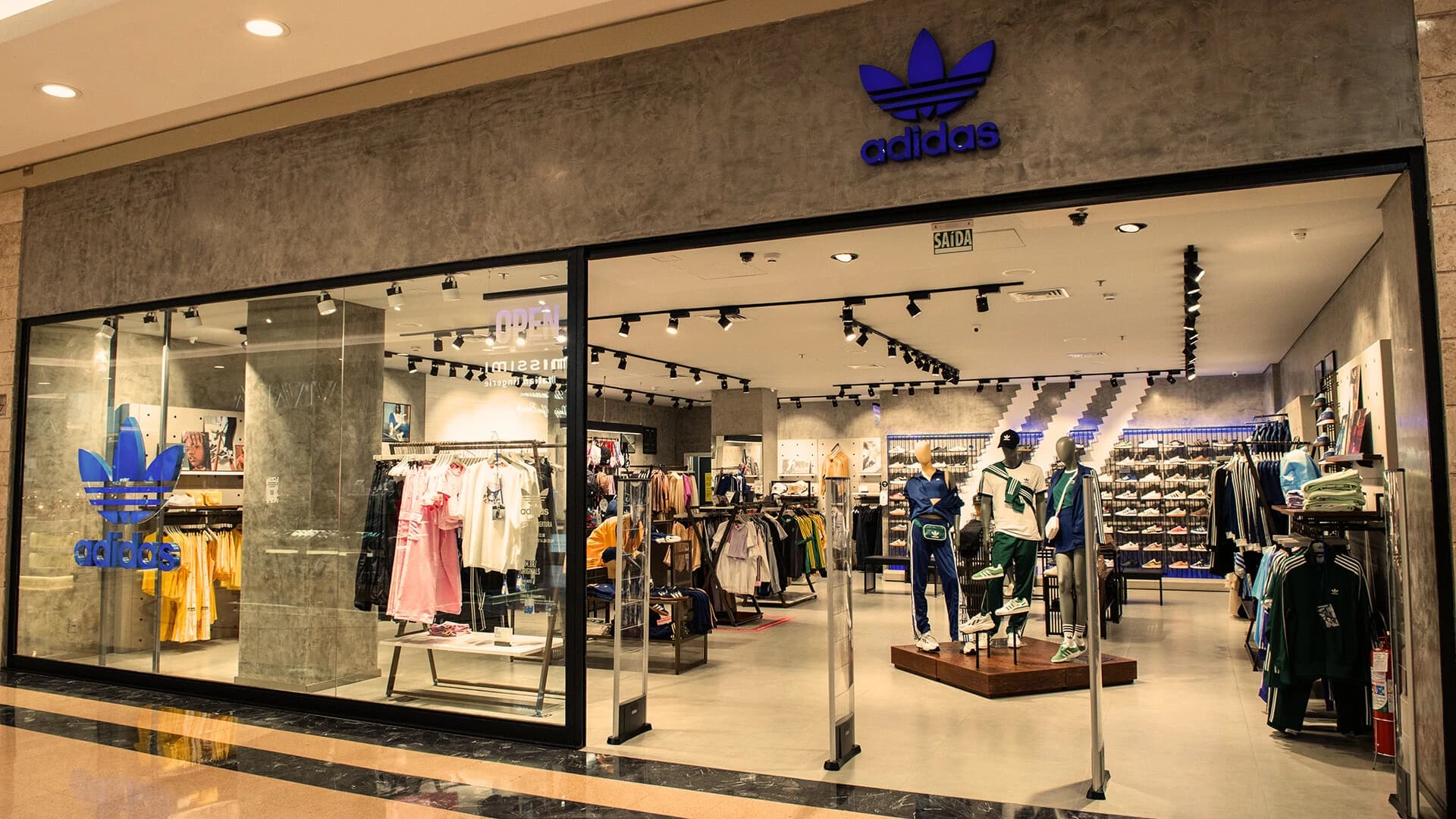 Fachada de loja da Adidas em shopping center