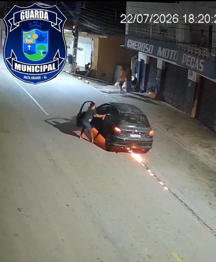 Agentes da Guarda Civil Municipal de Mata Grande durante ocorrência de princípio de incêndio em veículo Peugeot 208