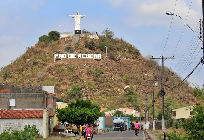 Motocicleta em via pública no sertão alagoano após acidente