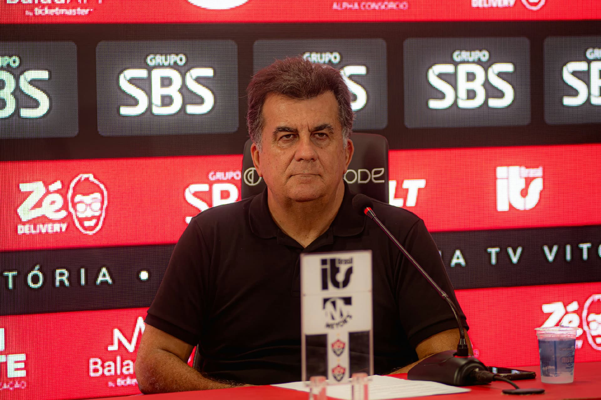 Presidente do Vitória Fábio Mota concede entrevista após vitória sobre o Vasco no Barradão