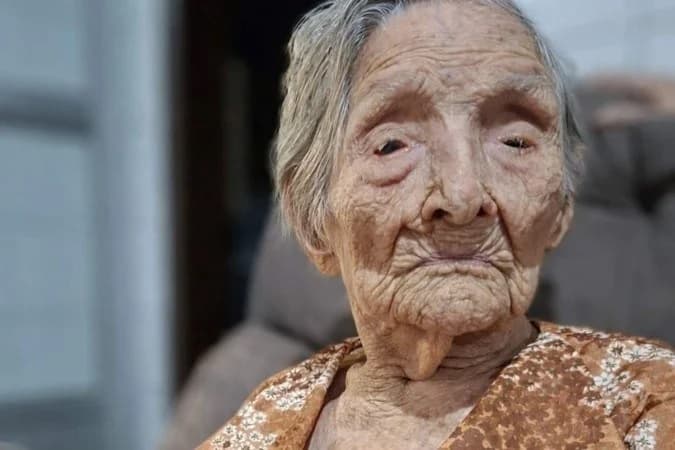 Beatriz Ferreira Duarte, supercentenária pernambucana de 115 anos, em celebração de aniversário em Jaboatão dos Guararapes