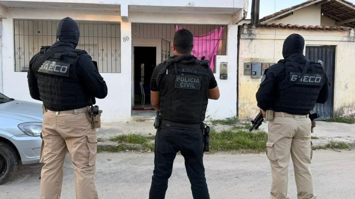 Policiais durante operação em Porto Seguro, Bahia
