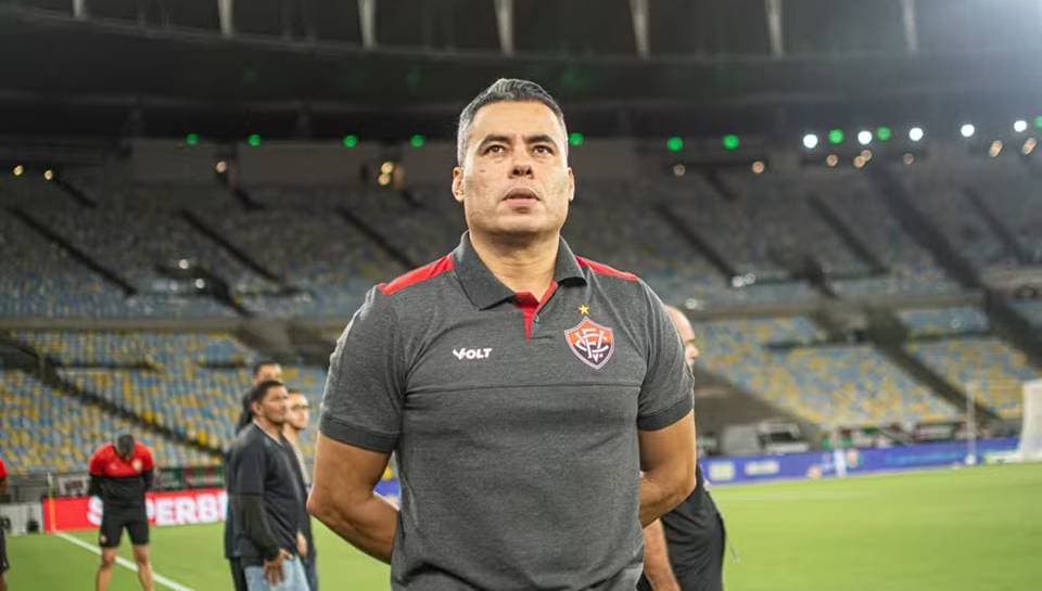 Técnico Jair Ventura em coletiva de imprensa pelo Esporte Clube Vitória