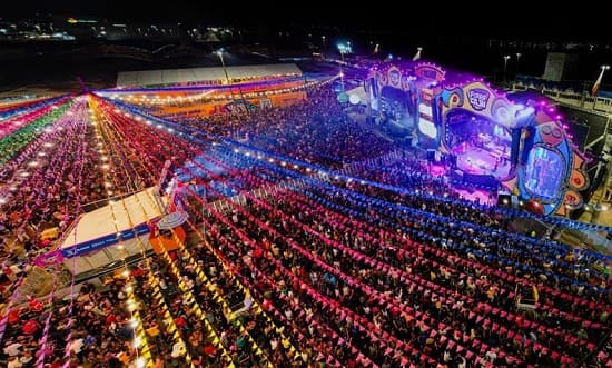Palcos do Forró Caju 2026 na região dos Mercados Centrais de Aracaju